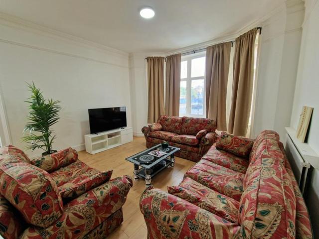 Spacious 4 Bedroom Apartment In Amazing Location London Exterior photo